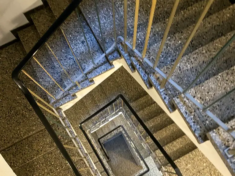 Blick von oben in das Treppenhaus der Siemensstraße 11 mit Terrazzostufen