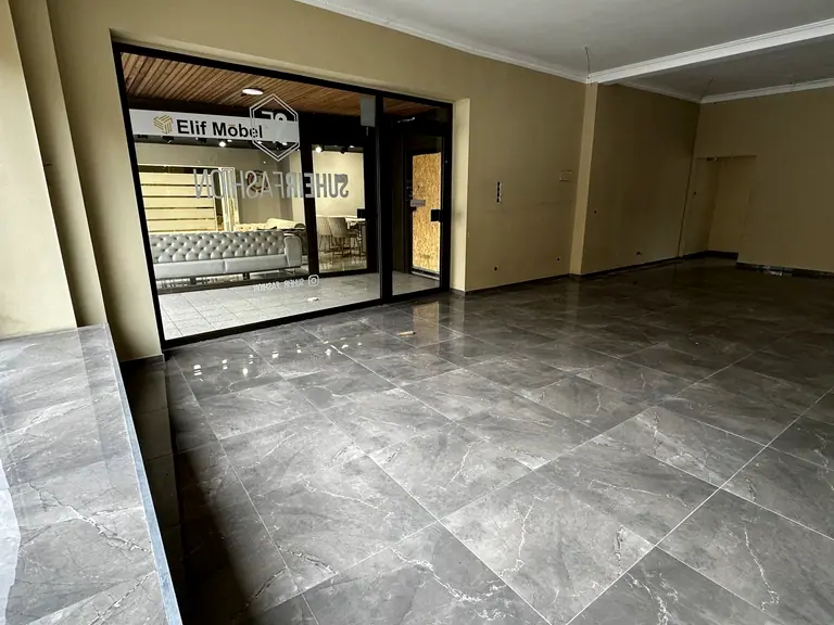 Renoviertes Ladenlokal an der Altendorfer Straße mit Schaufensterfront und neuem Boden