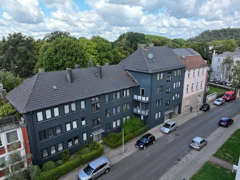 Wohnanlage Pothmannsweg in Oberhausen von der Straßenecke, zwei modernisierte Mehrfamilienhäuser